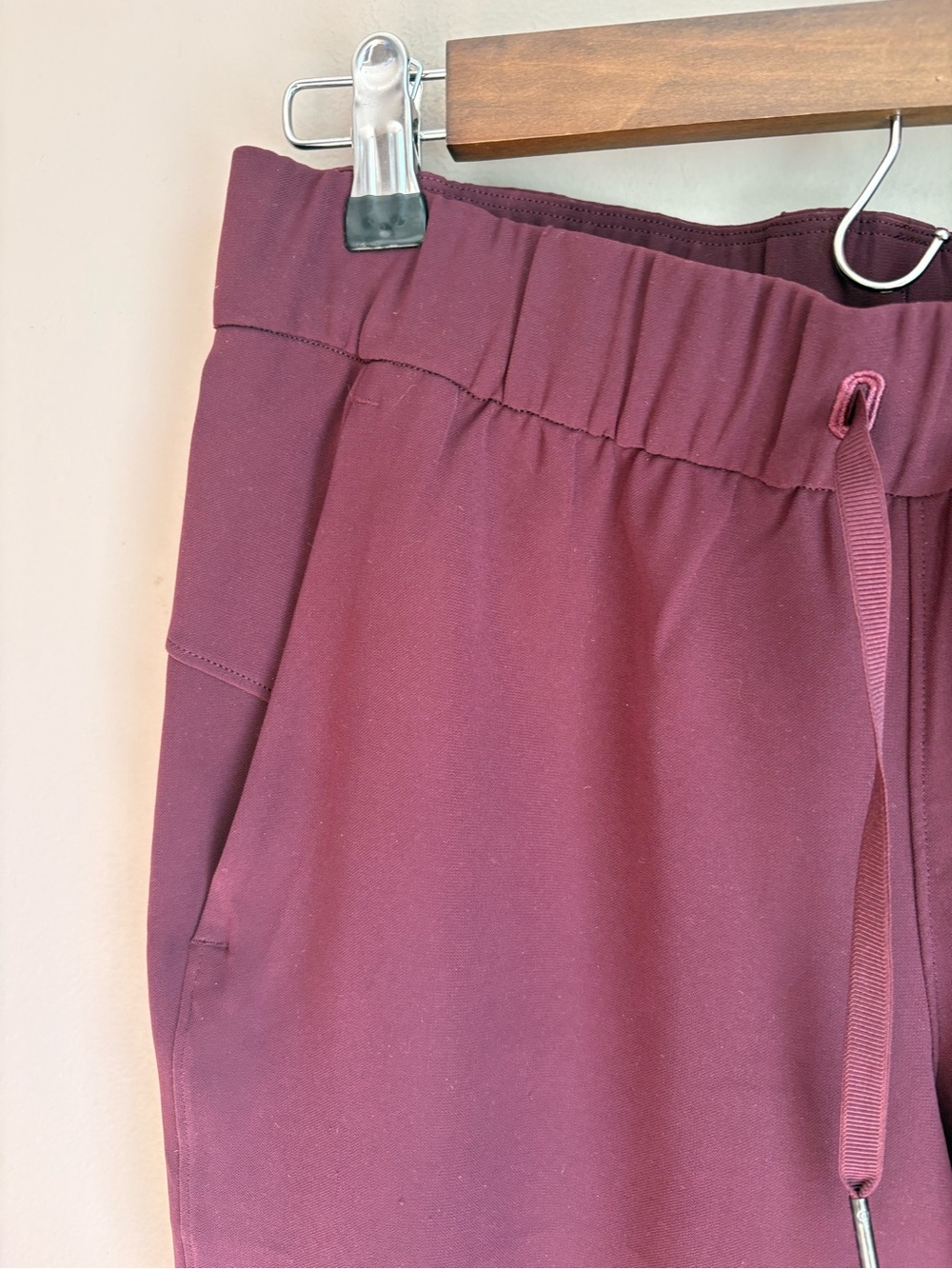 Lululemon Women’s Joggers Maroon Size 6 - Picture 3 of 8